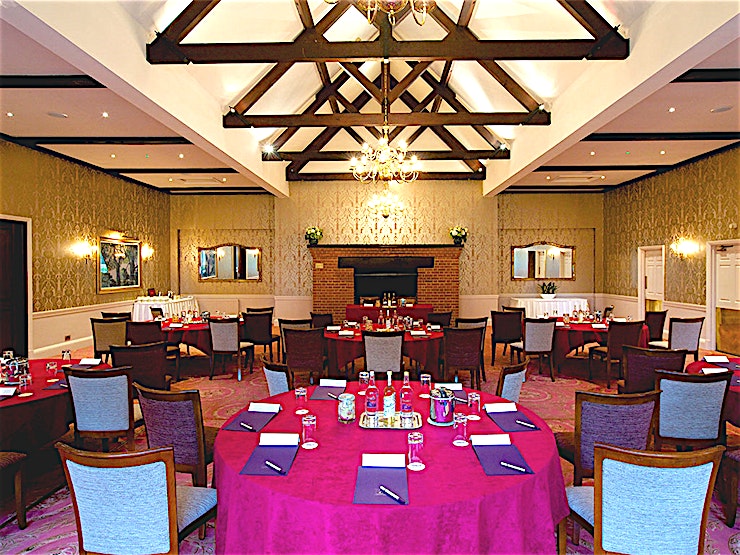 Chestnut Suite **The Chestnut Suite is a private self-contained building located within the grounds which can accommodate up to 117 for dinner and 80 for a dinner dance.**
Arrival drinks will be served in the Ch