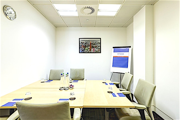 Select G **Select G at CCT Venues Plus-Bank Street is an ideal boardroom available to hire in Canary Wharf.**
Just a minute’s walk from Canary Wharf tube station, this stunning venue at 40 Bank Street offer