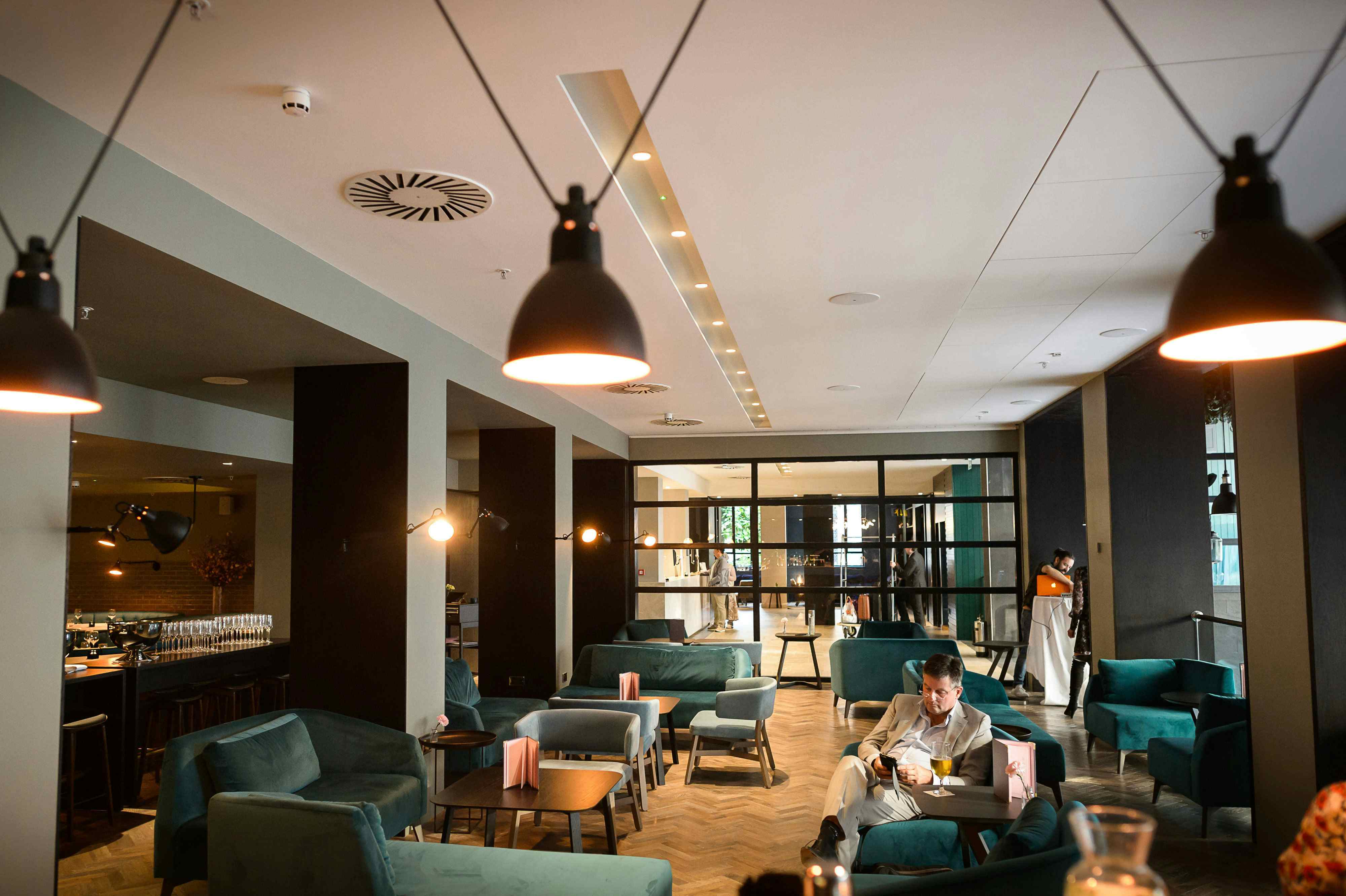 Full Restaurant & Bar 6