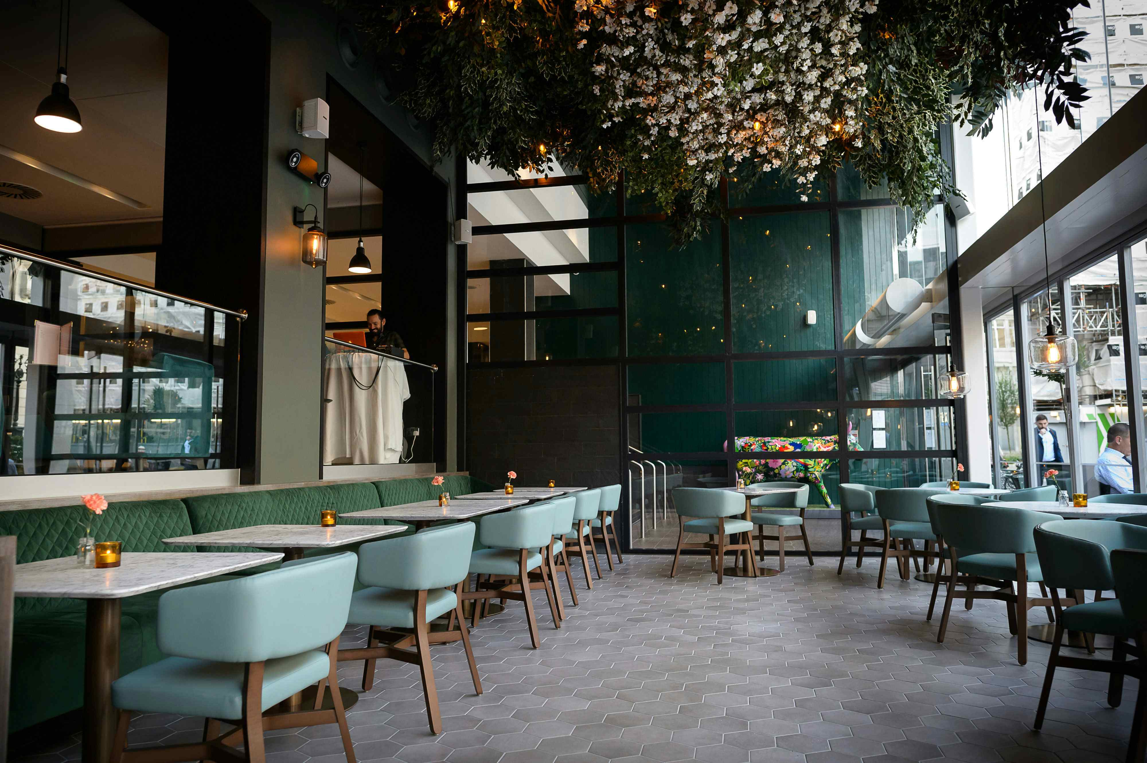 Full Restaurant & Bar 7