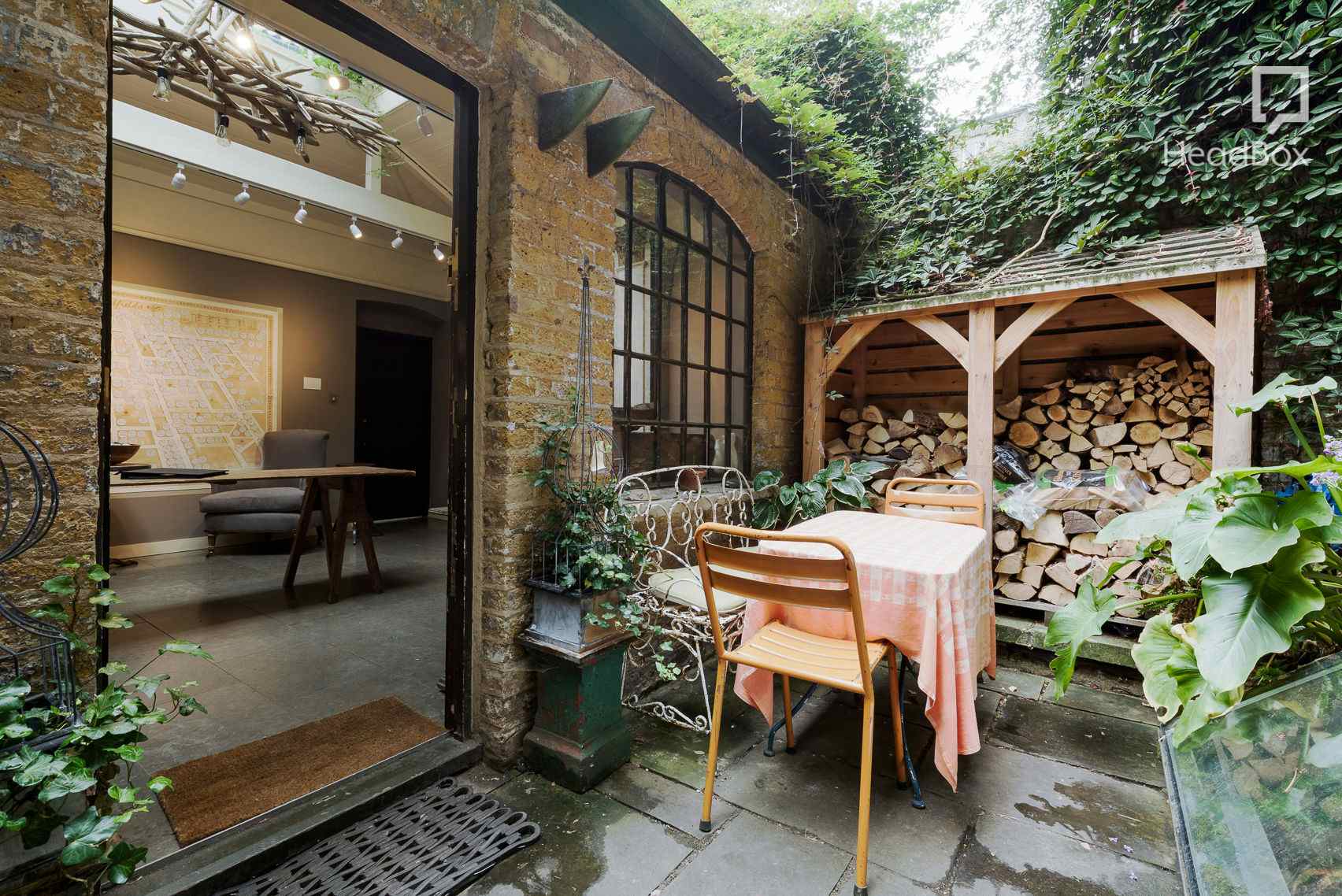 The Courtyard Gallery 8