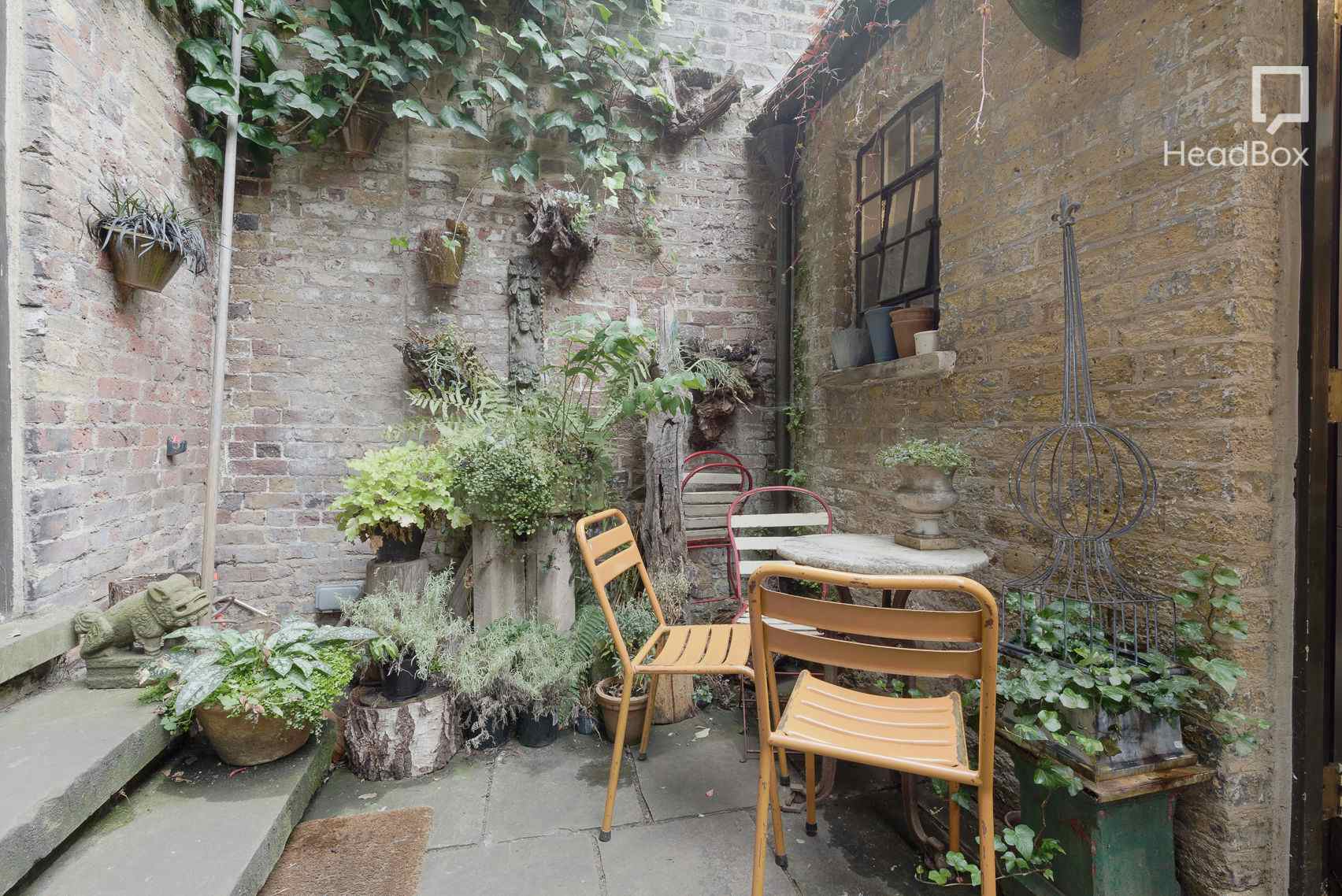 The Courtyard Gallery 9