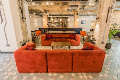 Lounge & Bar 5