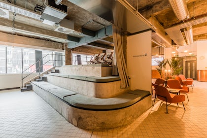 Lounge & Bar 9