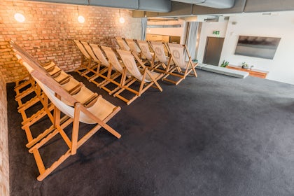 Lounge & Bar 11