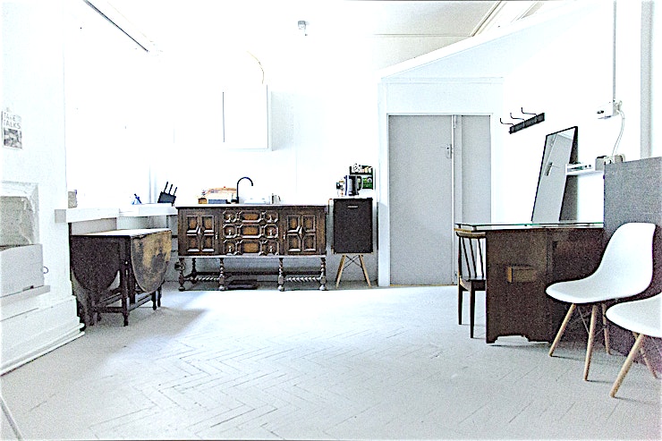 Studio Photography Hire in East London E3 "BUTLER IN THE PEANUT FACTORY" IS A MULTIPLE PHOTOGRAPHIC / SHOOTING STUDIO, IN THE OLD PEANUT FACTORY IN HACKNEY WICK / FISH ISLAND, LONDON E3.
IT’S A COZY / INDUSTRIAL DESIGNED SHOOTING STUDIO FOR