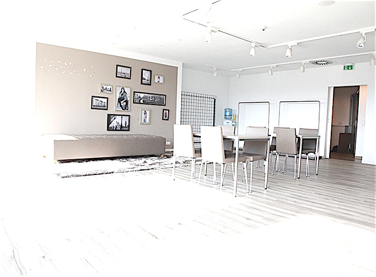 SHOWROOM 1.03.12 **Workshopruimte te huur in de showrooms van het World Fashion Center.**
Het World Fashion Centre is een inspirerende omgeving en staat bekend als dé ontmoetingsplek voor de internationale mode-b
