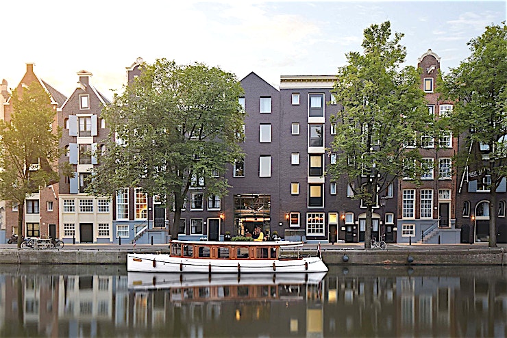 Merchant Room 2 **Merchant Room 2 is een blauwgetinte vergaderruimte in Pulitizer Amsterdam met een prachtig uitzicht op de gracht, perfect voor uw volgende vergadering.**
De diepe en weelderige Haagse blauwe kle