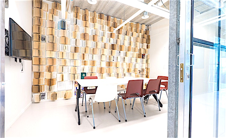 The Woz **The Woz bij B. Amsterdam heeft een stijlvolle vergaderlocatie voor uw volgende meeting.**
Bent u op zoek naar een evenementenlocatie of vergaderzaal in Amsterdam voor uw zakelijke evenement? B. A