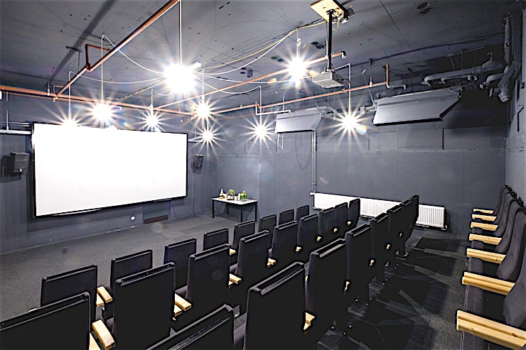 The George **The George van B. Amsterdam is een prachtige en moderne vergaderzaal.**
Bent u op zoek naar een evenementenlocatie of vergaderzaal in Amsterdam voor uw zakelijke evenement? B. Amsterdam is een so