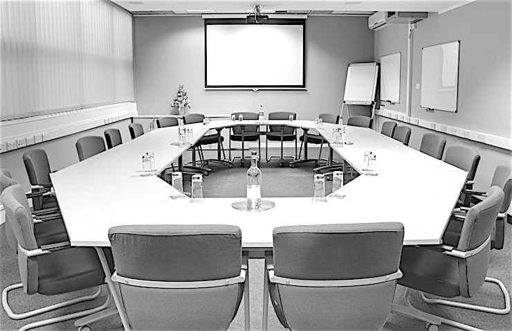 King George **The King George suite has a capacity of up to 20 delegates in board room style, inbuilt AV equipment, Ruckus WiFi and flip chart.**
Offering natural daylight and an abundance of space.